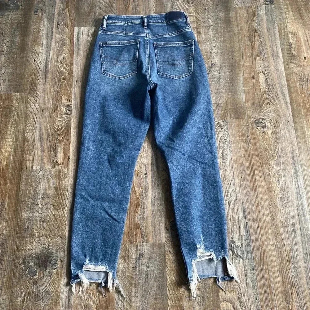 American Eagle |  Highest Rise Mom Jeans - Picture 6 of 7